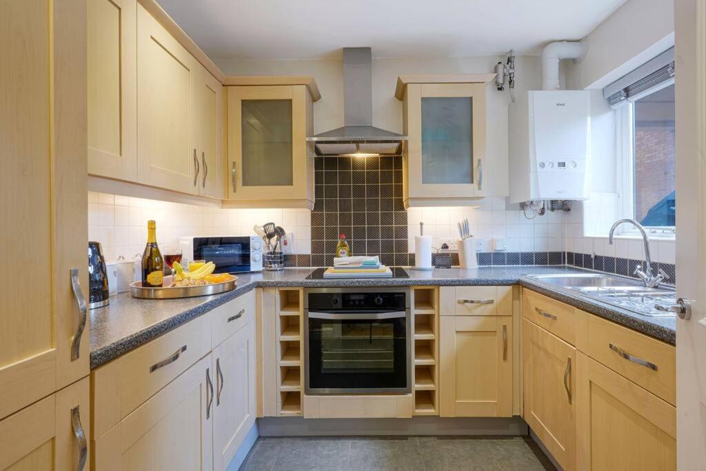 Forthill House - Close To City Centre - Free Parking, Super-Fast Wifi And Smart Tv With Netflix By Yoko Property Villa Milton Keynes Eksteriør bilde